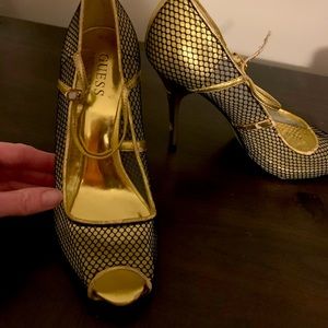 Beautiful GUESS pumps